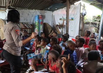 Polisi Pi Ajar Sambangi Kampung Walani, Tanamkan Semangat Belajar pada Anak-Anak Pegunungan