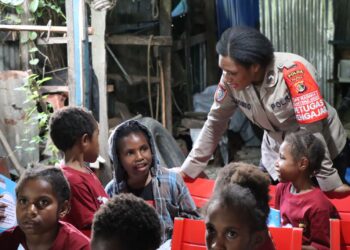 Polisi Pi Ajar Hadir di Kampung Walani: Semangat Literasi bagi Anak-anak Pegunungan Jayawijaya