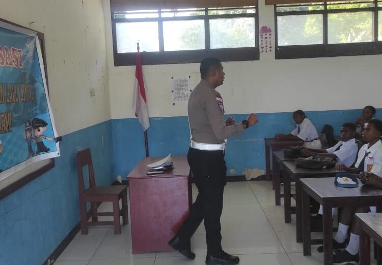Wujudkan Generasi Sadar Lalu Lintas, Sat Lantas Polres Sarmi Sambangi SMPN 2 Sawar