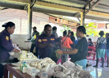 Gerakan Pangan Murah di Sarmi, Warga Antusias Dapatkan Sembako Murah-Kabag Ren Polres Sarmi Turut Hadir