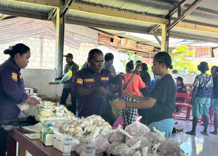 Gerakan Pangan Murah di Sarmi, Warga Antusias Dapatkan Sembako Murah-Kabag Ren Polres Sarmi Turut Hadir