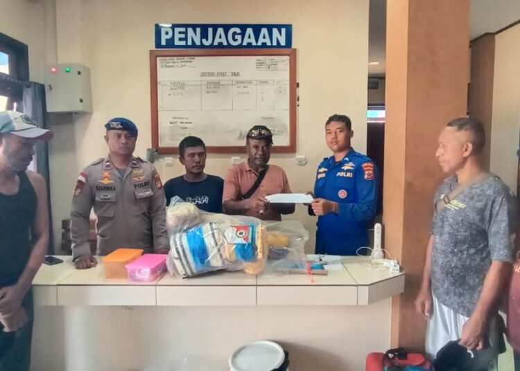 Sat Polairud Polres Sarmi Serahkan Perahu dan Peralatan Nelayan Korban Laka Laut Kepada Pihak Keluarga