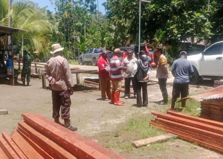 Sinergi Peduli: Wabup dan Polsek Pantai Timur Bantu Warga Terdampak Gempa