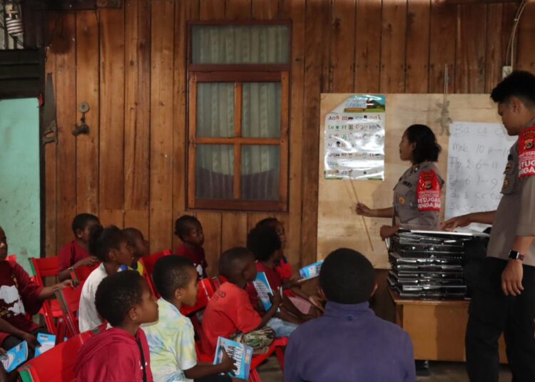 Rasaka Cartenz 2025: Polisi Pi Ajar Kembali Hadir di Kampung Walani, Ajak Anak-Anak Belajar Huruf