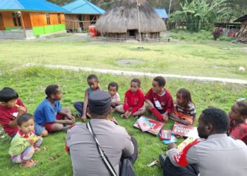 Subsatgas Si-Ipar Operasi Rasaka Cartenz 2025 Ajak Anak-Anak Kampung Yokobak Belajar dengan Gembira