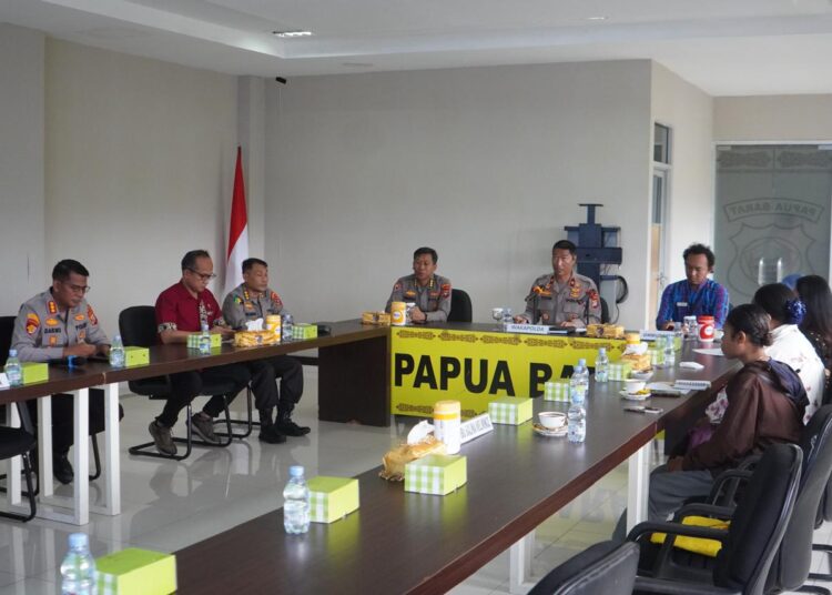 Polda Papua Barat Gelar Rapat Penjelasan Hasil Tim Pencarian Fakta Bersama Keluarga, Ombudsman Perwakilan Papua Barat dan Papua Barat Daya