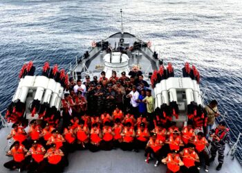Pererat Sinergi Dan Semangat Maritim, KRI Tjiptadi-381 Gelar Joy Sailing Di Perairan Tarempa