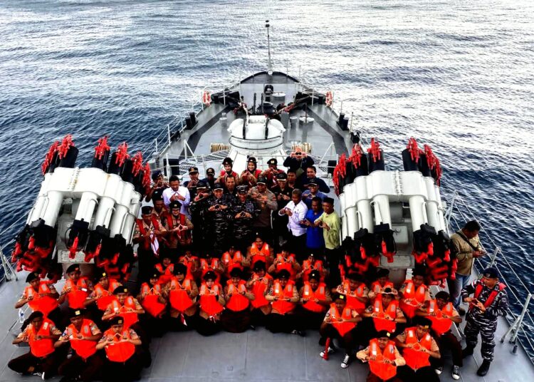 Pererat Sinergi Dan Semangat Maritim, KRI Tjiptadi-381 Gelar Joy Sailing Di Perairan Tarempa