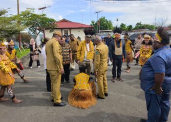 Kapolda Papua Barat Bersama Forkopimda Sambut Kedatangan Pimpinan Komisi XII DPR RI di Manokwari