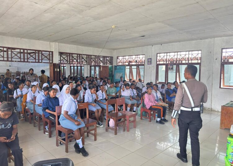 Sat Lantas Polres Sarmi Sambangi SMA Negeri 2 Bonggo, Tanamkan Kesadaran Tertib Berlalu Lintas
