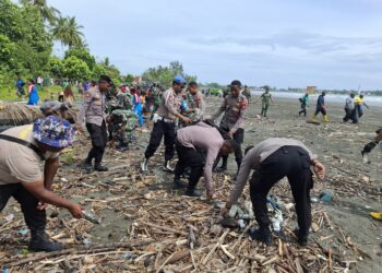 Kapolres dan Dandim Sarmi Pimpin Aksi Bersih Pantai Peringati HUT ke-62 Korem 172/PWY