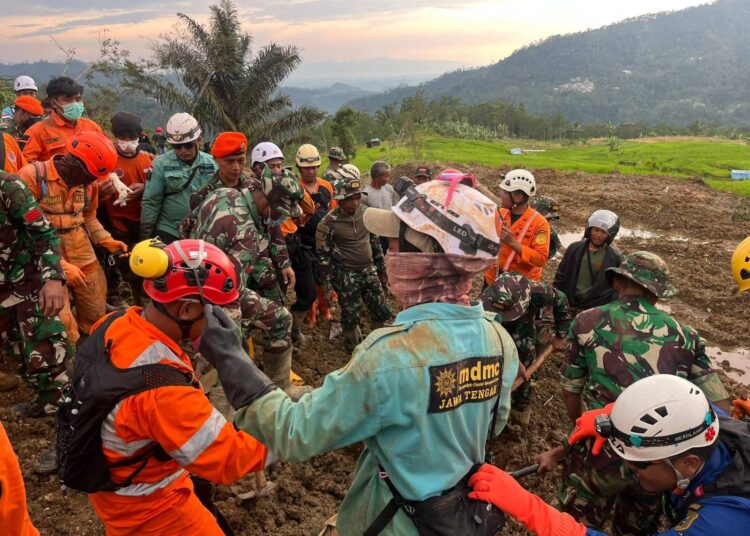 “Prajurit TNI AU Lanjutkan Pencarian Korban Longsor di Banjarnegara”