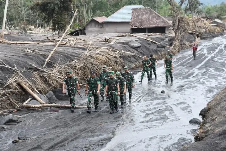 Kasdam V/Brawijaya Tinjau Lokasi Terdampak Erupsi Semeru dan Gelar Bhakti Sosial untuk Warga
