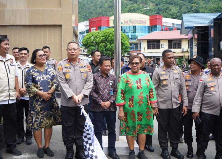 Dalam rangka pengendalian stabilitas harga beras, polda papua salurkan 165 ton beras lewat gerakan pangan murah di tiga provinsi