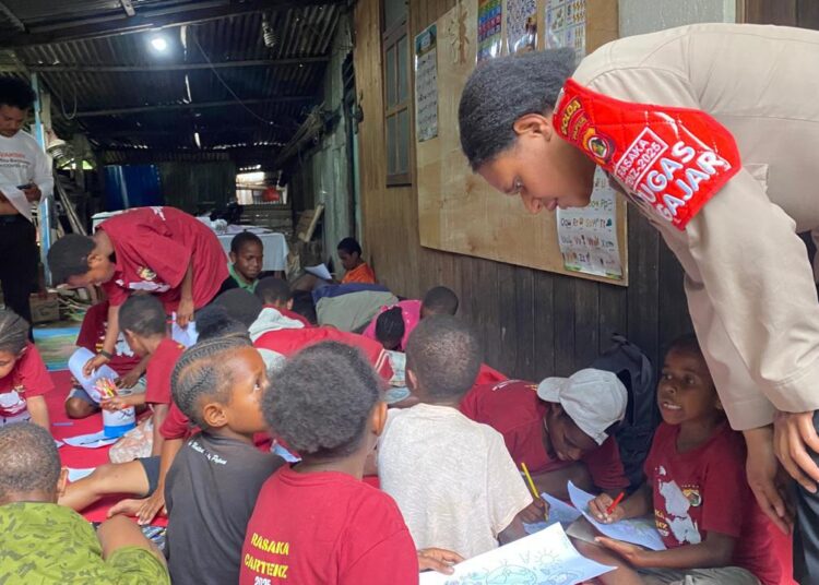 Subsatgas Si Ipar Operasi Rasaka Cartenz 2025 Gelar Kegiatan Mengajar di Kampung Walani, Distrik Wesaput