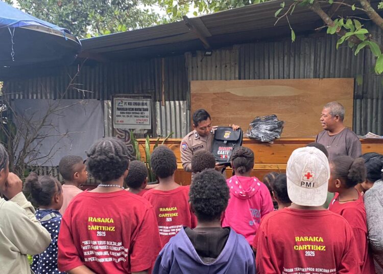 Subsatgas Si Ipar Operasi Rasaka Cartenz 2025 Bagikan Perlengkapan Belajar di Kampung Walani, Distrik Wesaput