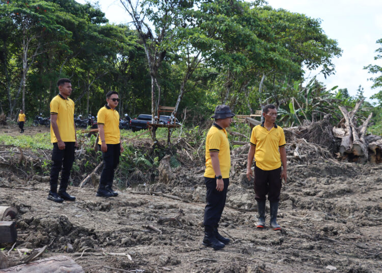 Semangat Gotong Royong! Kapolres Sarmi Pimpin Personel Bersihkan Lahan Ketahanan Pangan