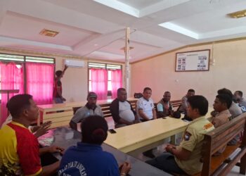 Kapolsek Sarmi Kota Iptu Suhartono Redam Aksi Spontan Demo Damai Guru dan Siswa SMA Negeri 1 Sarmi dengan Langkah Humanis