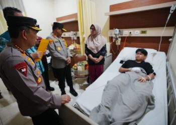 Kapolri Listyo Sigit Kunjungi Korban Ledakan SMAN 72 di RSI Cempaka Putih