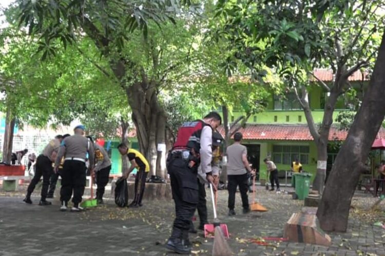 Pasca Olah TKP, Polres Metro Jakarta Utara Bersihkan Masjid SMAN 72 Kelapa Gading untuk Pulihkan Kondisi dan Hilangkan Traumatis Warga Sekolah