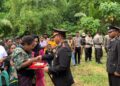 Polres Sarmi Beri Penghormatan Terakhir kepada salah satu anggota Ba Polsubsektor Pulau Liki yang meninggal dunia