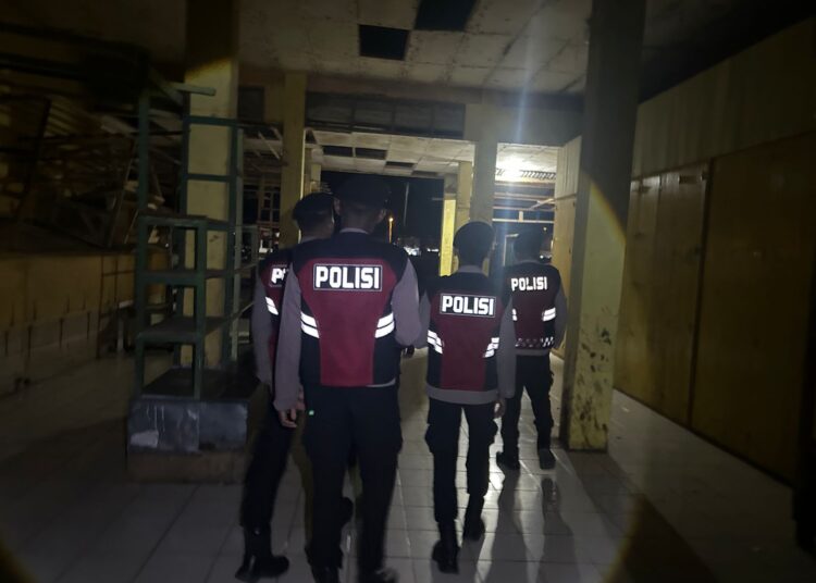 Hadirkan Rasa Aman, Sat Samapta Polres Sarmi Rutin Patroli Malam di Pasar Mararena