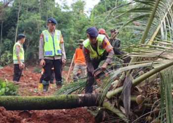 Polresta Cilacap Terjunkan Personel hingga Anjing Pelacak untuk Bantu Evakuasi Longsor di Cibeunying Kecamatan Majenang