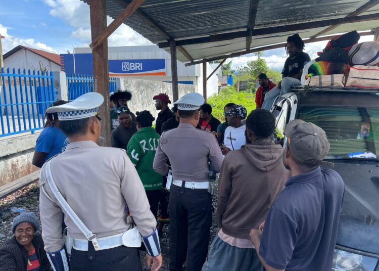 “Dekat Dengan Masyarakat”, Satlantas Polres Jayawijaya Gelar Penyuluhan Keselamatan di Terminal Trans