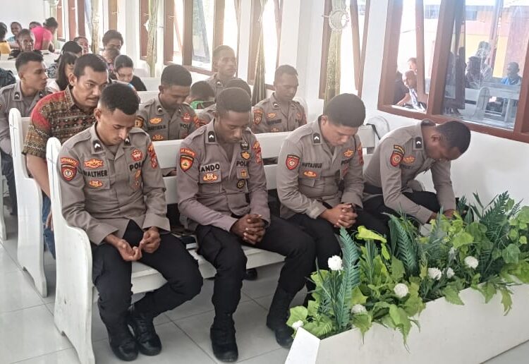 Menguatkan Iman dan Pelayanan, Polres Sarmi Ikuti Ibadah di GKI Diaspora Lembah Neidam