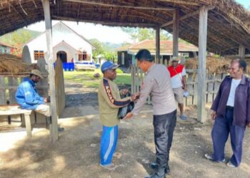 Sambangi Tokoh Masyarakat, Bersama Kapolsek Bolakme Jaga Kamtibmas