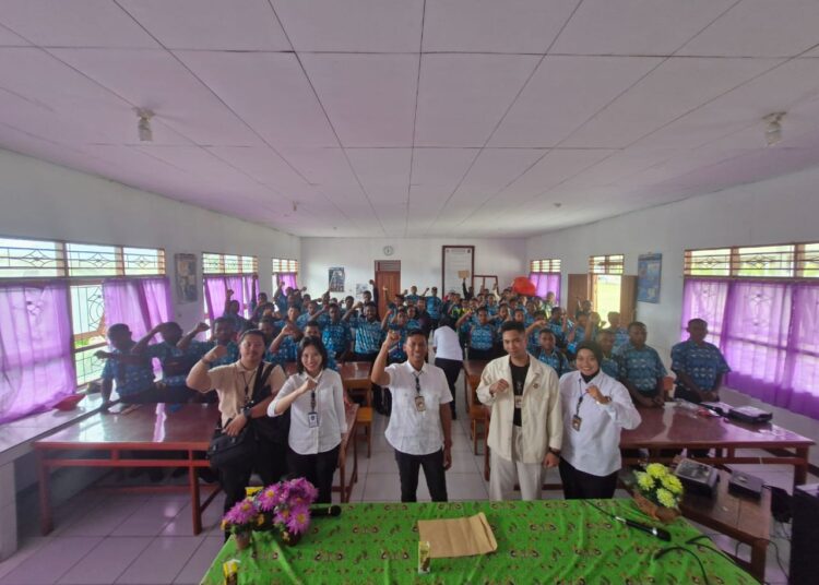 Sat Narkoba Polres Jayawijaya Sosialisasi Bahaya Narkoba di SMU YPPK St. Thomas Wamena