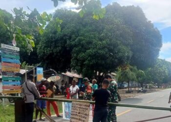 Anggota Polsek Pantai Timur Respon Cepat Pemalangan Terkait Dugaan Penyalahgunaan Dana Desa di Kampung Arare