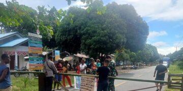 Anggota Polsek Pantai Timur Respon Cepat Pemalangan Terkait Dugaan Penyalahgunaan Dana Desa di Kampung Arare