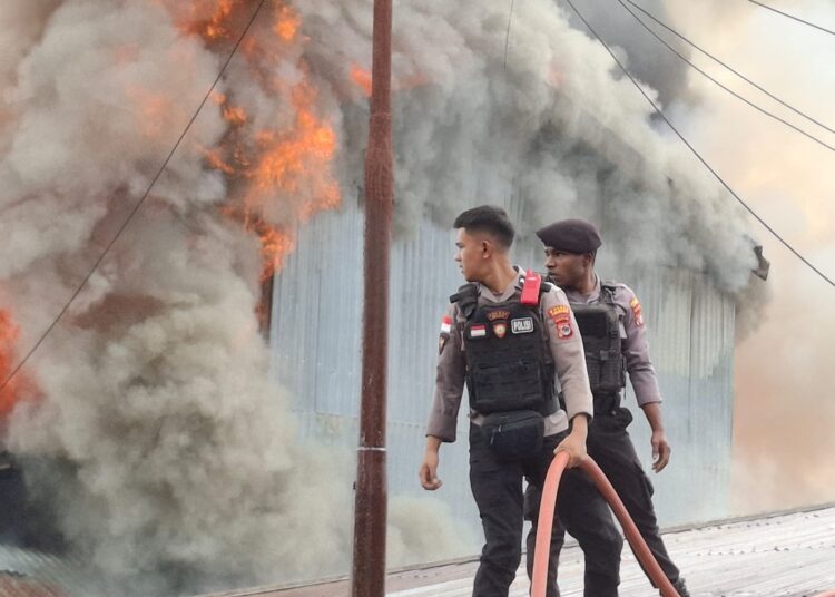 Kebakaran Hanguskan Aspol dan Ruko Polres Jayawijaya di Jl. Pramuka–Ahmad Yani Wamena