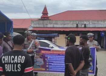 Sat Lantas Polres Sarmi Gelar Binluh Ops Zebra Cartenz 2025 kepada Komunitas Angkutan Pedesaan di Pasar Sentral Mararena
