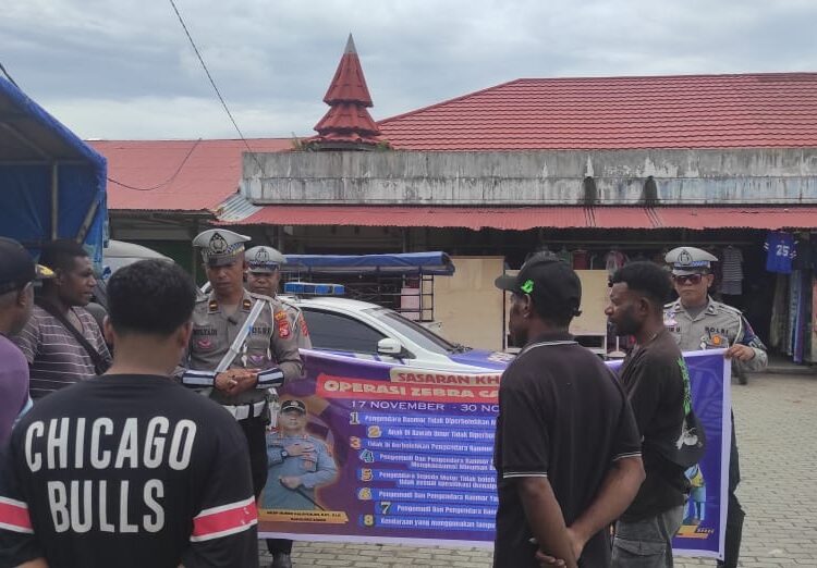 Sat Lantas Polres Sarmi Gelar Binluh Ops Zebra Cartenz 2025 kepada Komunitas Angkutan Pedesaan di Pasar Sentral Mararena