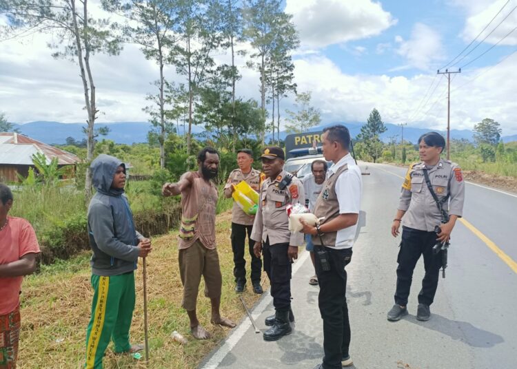 Polsek Kurulu Polres Jayawijaya Sambangi Tokoh Agama Distrik Kurulu, Berikan Himbauan Kamtibmas