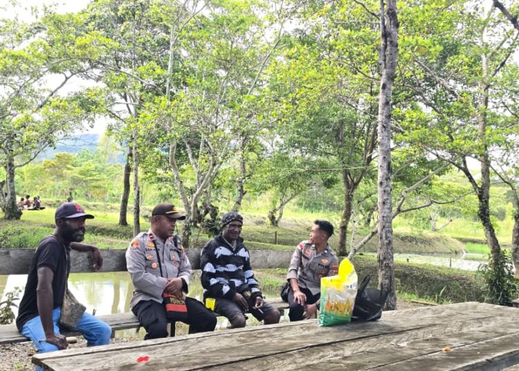 Kapolsek Asologaima Sambangi Tokoh Masyarakat, Himbau Warga Jaga Kamtibmas