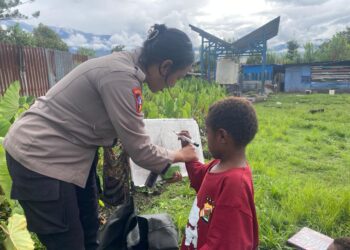 Subsatgas SI IPAR Polres Jayawijaya Gelar Pembinaan Belajar bagi Anak-Anak di Rumah Fredi Wenda