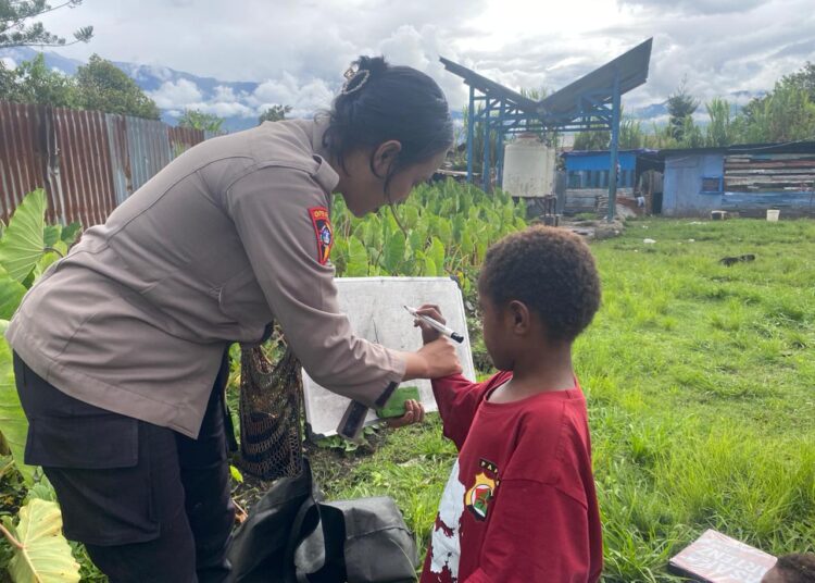 Subsatgas SI IPAR Polres Jayawijaya Gelar Pembinaan Belajar bagi Anak-Anak di Rumah Fredi Wenda