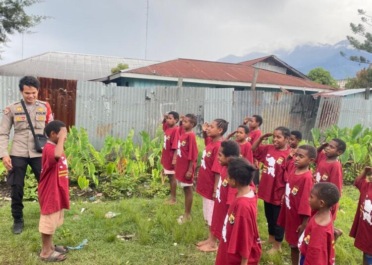 Subsatgas SI IPAR Polres Jayawijaya Gelar Pembinaan Belajar bagi Anak-Anak di Rumah Fredi Wenda