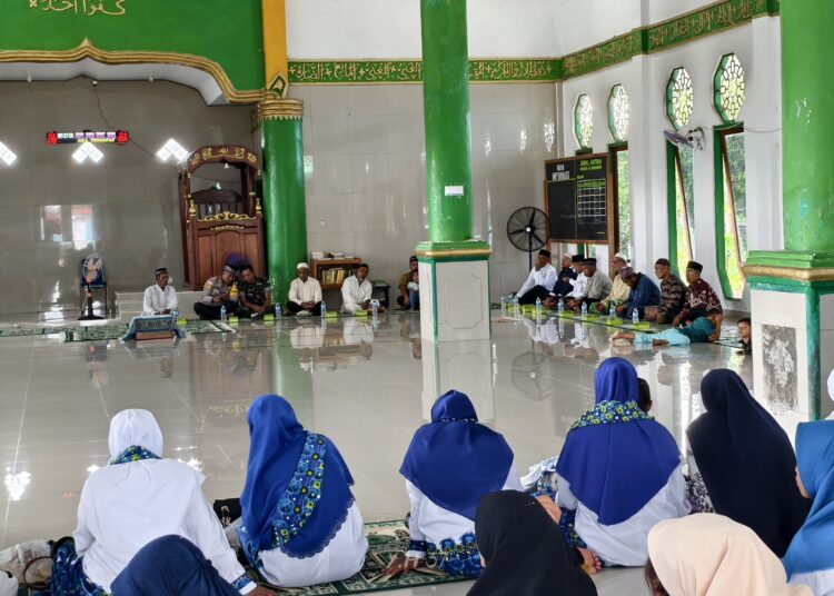 Kapolsek Bonggo Hadiri Pengajian Rutin BKMT Bonggo Raya di Masjid Al-Muhajirin Kiren SP1