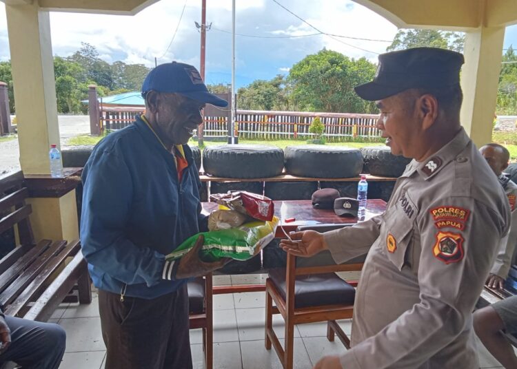 Polsek Kurulu Sampaikan Pesan Kamtibmas dan Melakukan Kunjungan kepada Warga