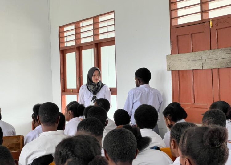 Sat Narkoba Polres Jayawijaya Sosialisasi Bahaya Narkoba dan Cinta Tanah Air di SMA Kristen Biji Sesawih Wamena