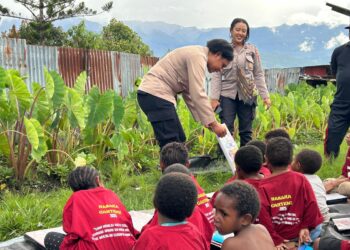Polisi Pi Ajar Rasaka Cartenz 2025 Hadirkan Pembelajaran untuk Anak-Anak di Wamena