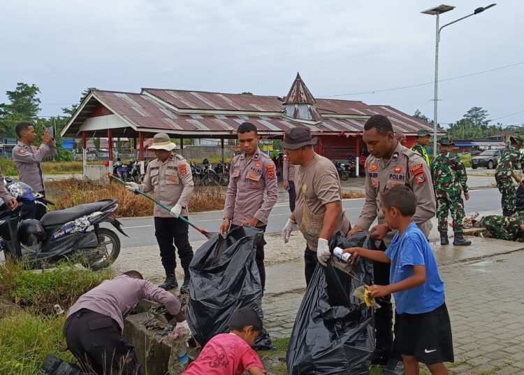 Menjelang 1 Desember, Personel Gabungan Gelar Karya Bhakti di Pasar Sentral Mararena
