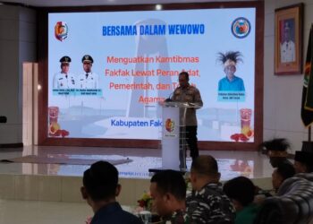 Polres Fakfak Tekankan Pendekatan Humanis Jelang Akhir Tahun dalam Prosesi Adat Wewowo