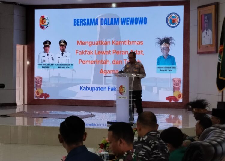 Polres Fakfak Tekankan Pendekatan Humanis Jelang Akhir Tahun dalam Prosesi Adat Wewowo