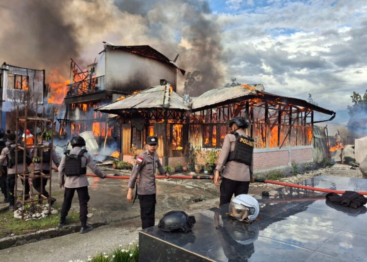 Polres Jayawijaya Bersinergi dengan Brimob, TNI, Damkar, dan Masyarakat Padamkan Kebakaran di Gereja El Saddai