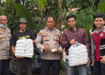 Dapur Umum Polres Pessel Siapkan Ratusan Porsi, Bhabinkamtibmas Dampingi Bantuan Kajati Sumbar